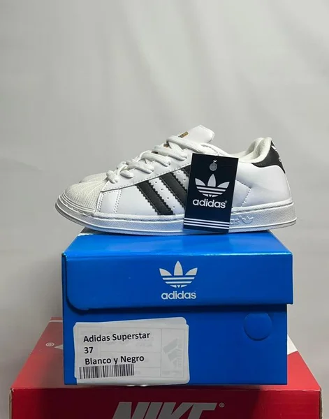 Adidas Superstar Blancas con Franjas Negras