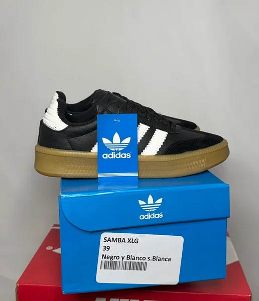 Adidas Samba XLG Negras y Blancas con Suela Caramelo