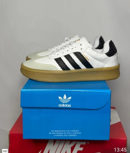 Adidas Samba Blancas con Franjas Negras y Suela Caramelo