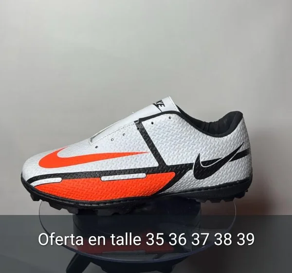Botines Nike Blancos con Detalles Naranja para Césped Sintético
