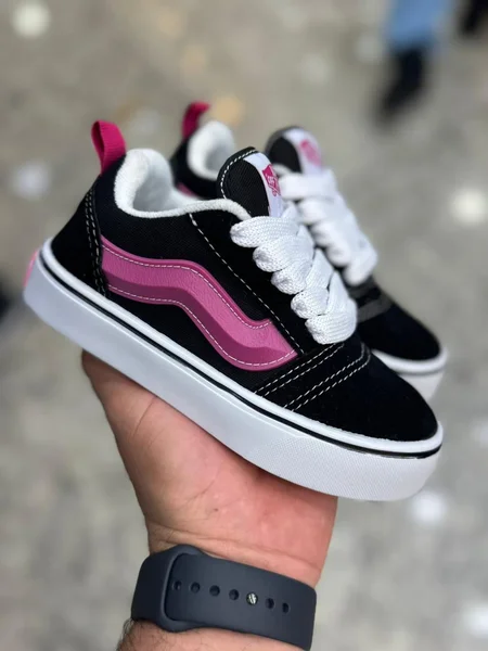 Zapatillas Infantiles Negras con Detalles Rosas Estilo Skater